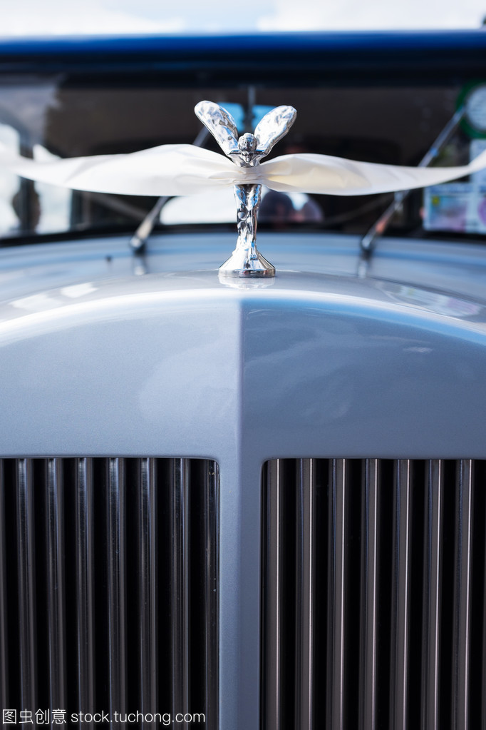 老式汽車裝飾著白絲帶。詳細(xì)